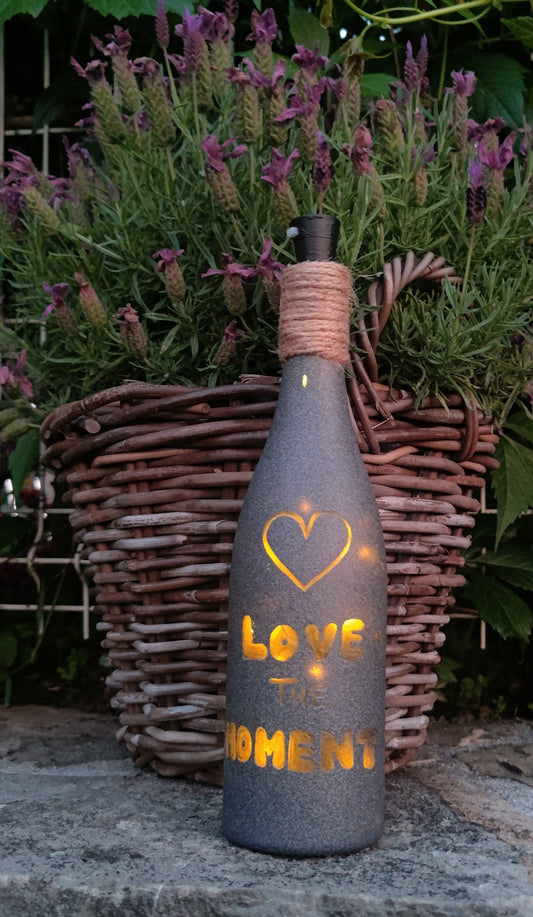 Deko-Flasche "Love the Moment"