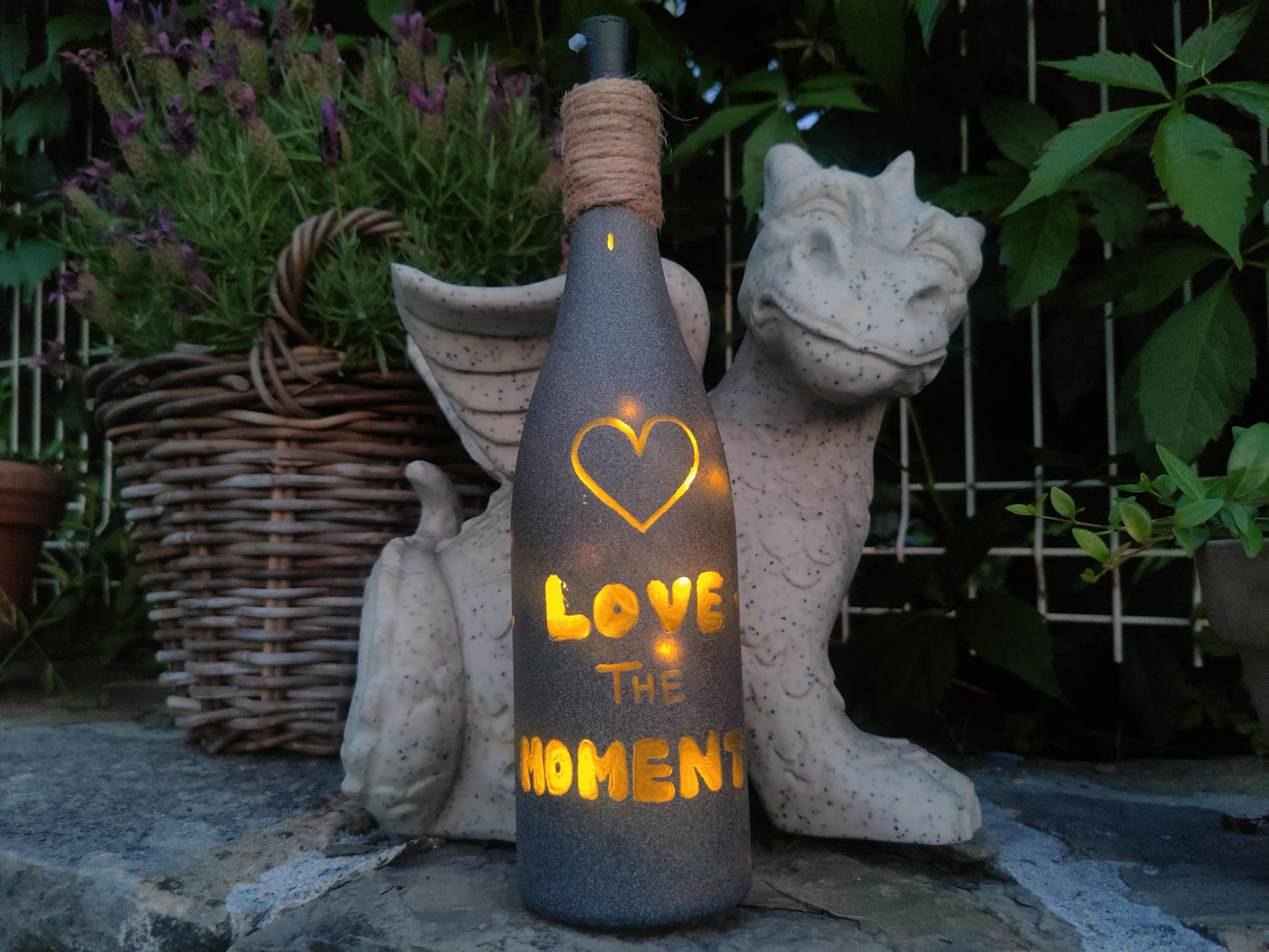 Deko-Flasche "Love the Moment"